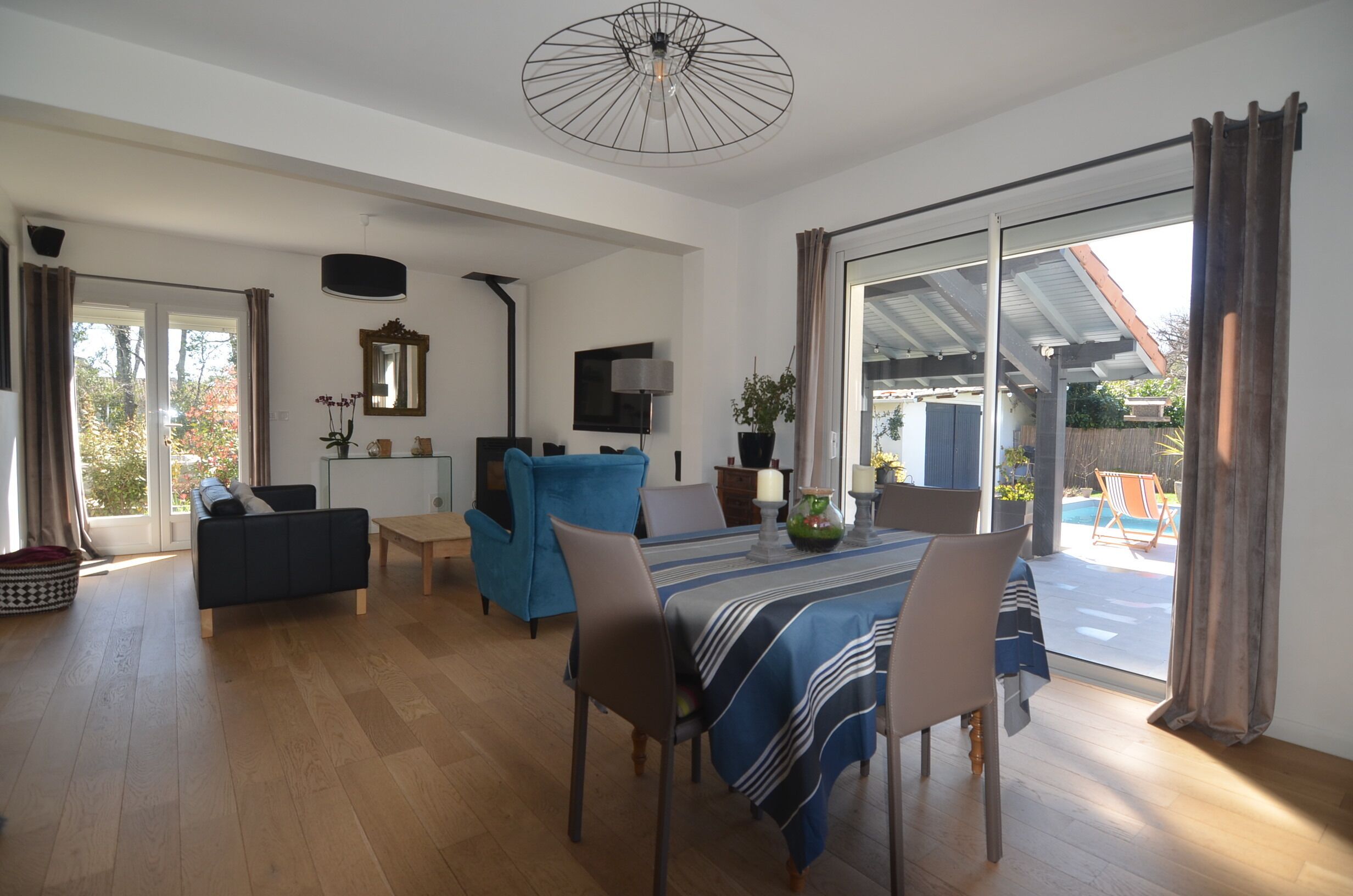 Älytelevisio, Netflix, DVD-soitin, kirjoja