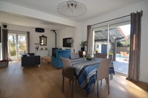 Smart TV, Netflix, DVD player, livros