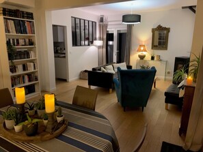 Smart TV, Netflix, DVD player, books