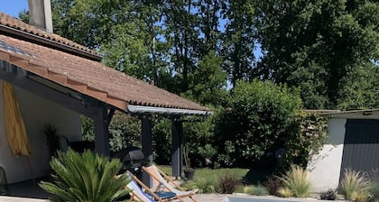 Pleasant house with heated pool 800 meters from the beach
