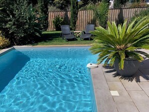 حمّام سباحة خارجي، حمّام سباحة مُدفَّأ