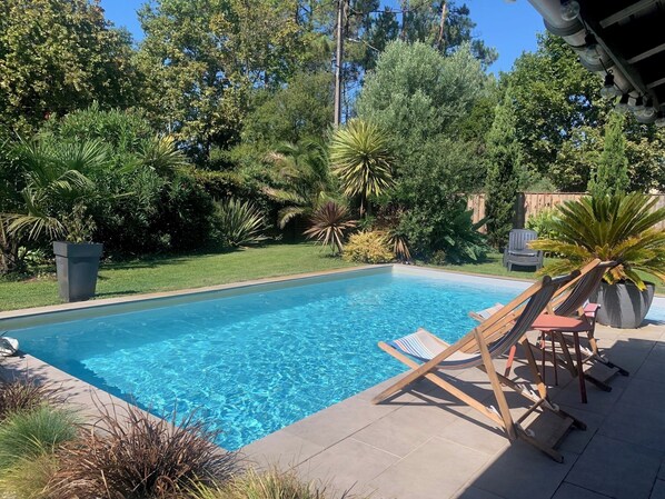 حمّام سباحة خارجي، حمّام سباحة مُدفَّأ