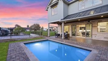 Een buitenzwembad, een verwarmd zwembad