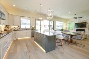 Réfrigérateur, four à micro-ondes, un four, surface de cuisson