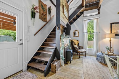 Walk to Historic Downtown Bell Buckle~Webb~Hot Tub~Fireplace~Tiny Home