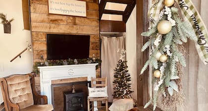 Walk to Historic Downtown Bell Buckle~Webb~Hot Tub~Fireplace~Tiny Home