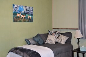 2 quartos, escrivaninha, ferros/tábuas de passar roupa