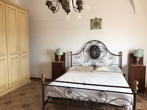 3 habitaciones, tabla de planchar con plancha y cuna de viaje