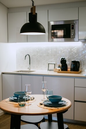 Refrigerador, microondas, placa de cocina, cafetera/tetera