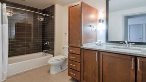 Bañera, secador de pelo y toallas