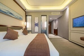 A hotel room with a large bed, a flat-screen TV, and a view of the hallway. - Hyattin Hotel (Wuhan)