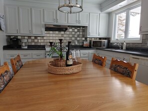 Een koelkast, een microgolfoven, een oven, een vaatwasser