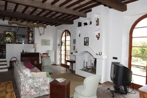 Fernseher, DVD-Player, Bücher