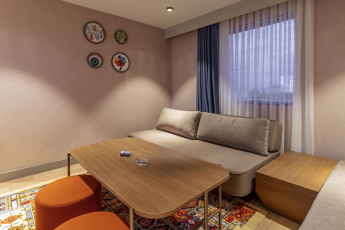 Suite junior, 1 cama matrimonial y sofá cama, vista al mar | Minibar, escritorio, insonorización y wifi gratis
