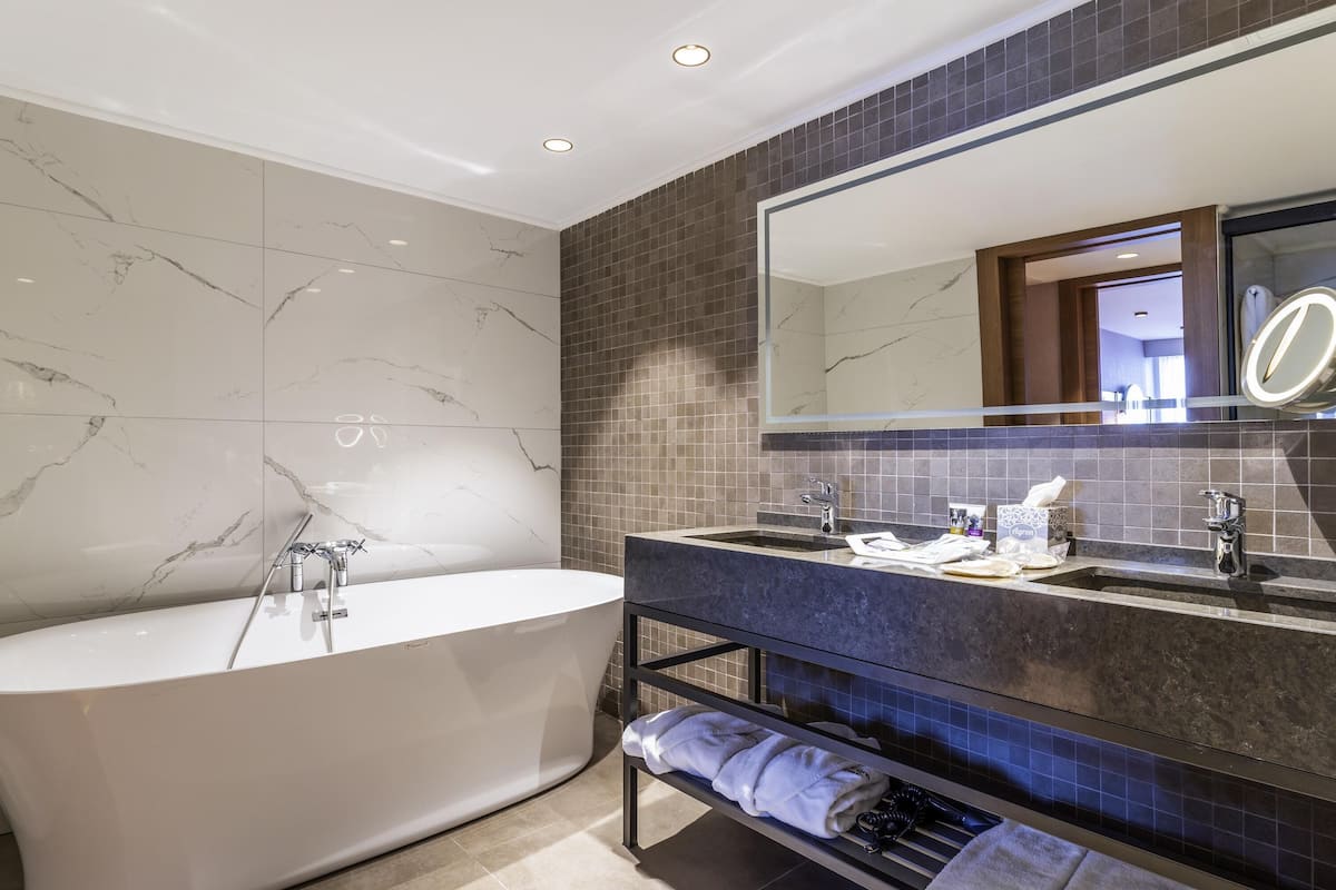 Suite, 1 cama matrimonial, vista al mar | Minibar, escritorio, insonorización y wifi gratis