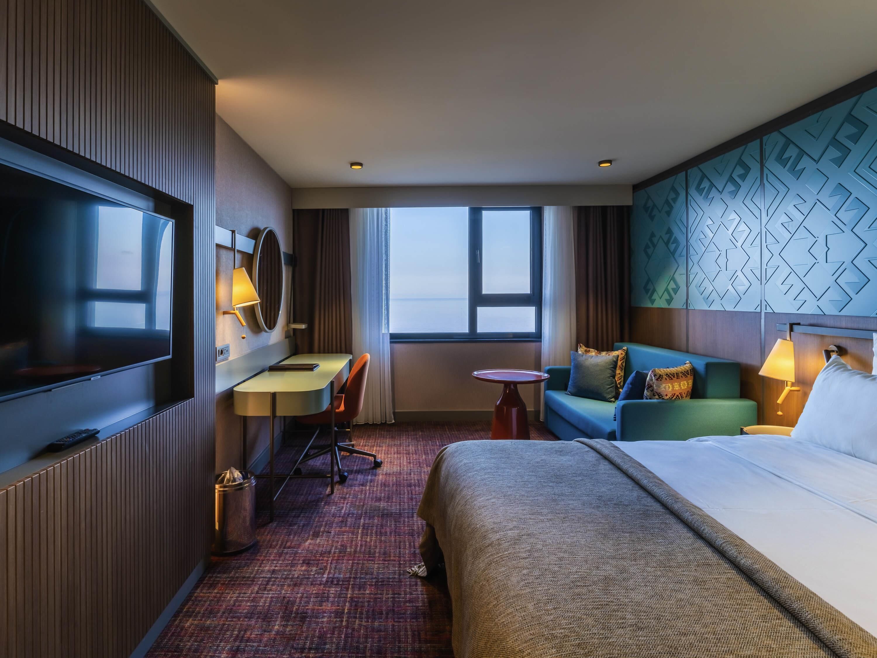 Minibar, escritorio, sistema de insonorización y wifi gratis 