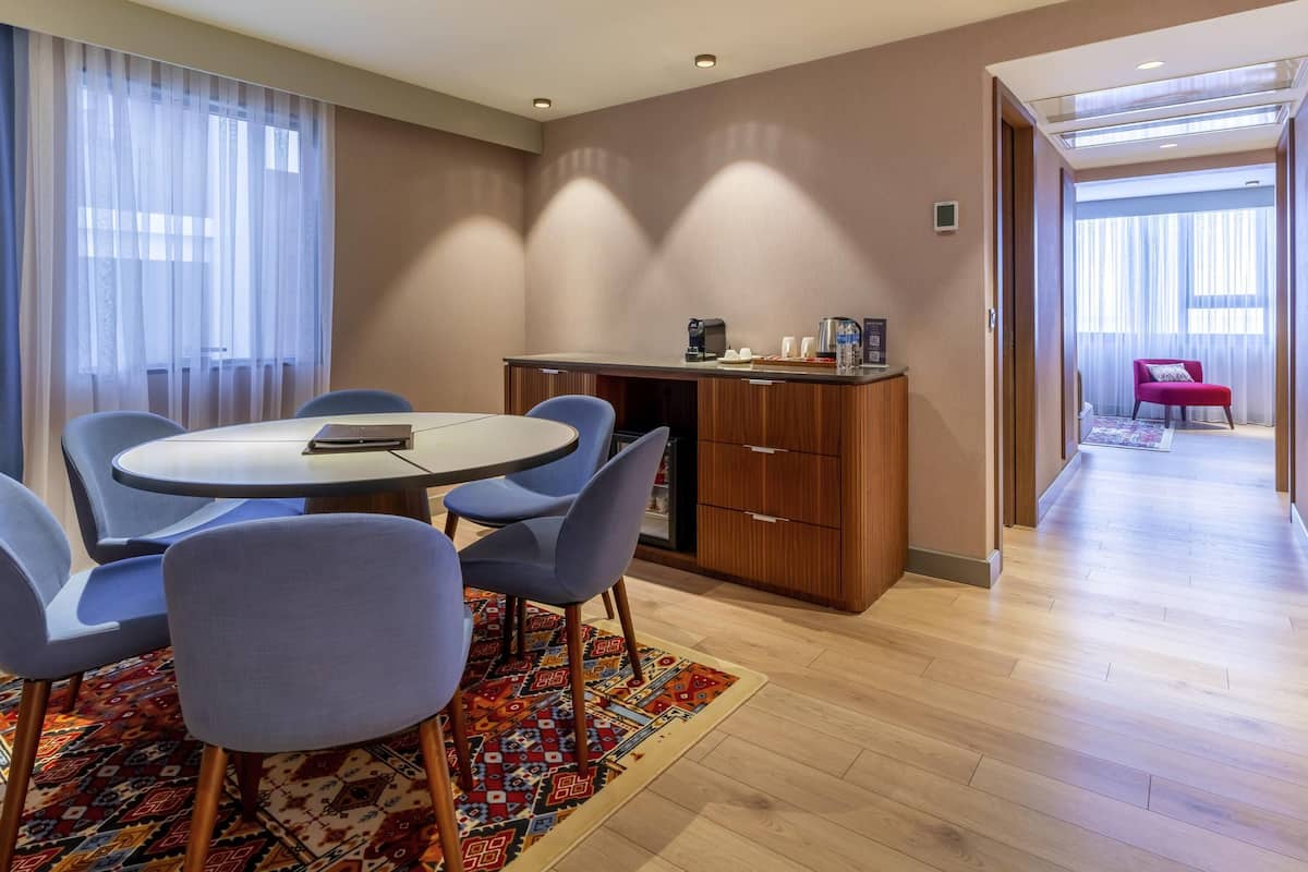 Minibar, escritorio, sistema de insonorización y wifi gratis