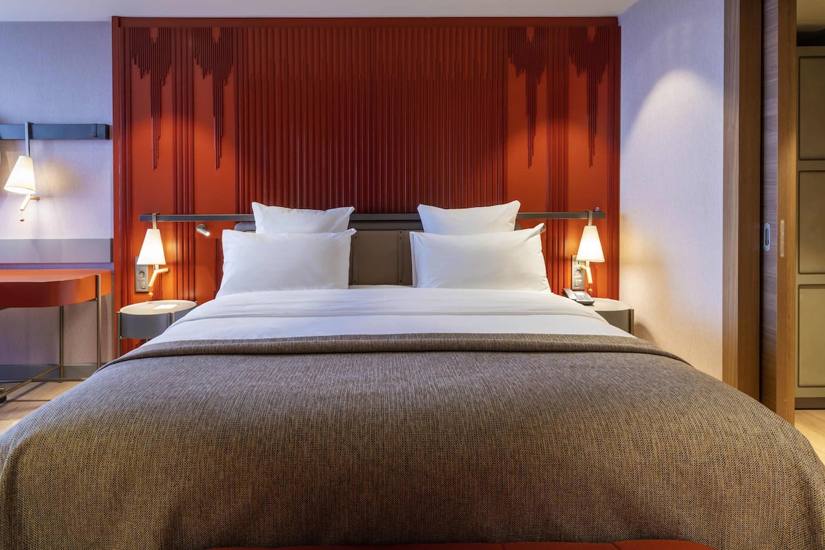 Minibar, escritorio, sistema de insonorización y wifi gratis