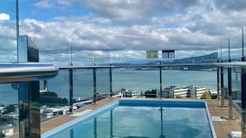 Indendørs pool, sæsonbestemt udendørs pool, liggestole