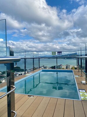 Alberca techada, alberca al aire libre por temporada y camastros