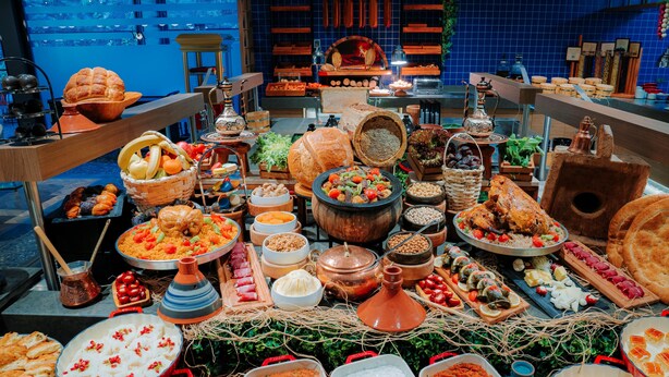 Una mesa de buffet con diversos platos y un ambiente rústico.