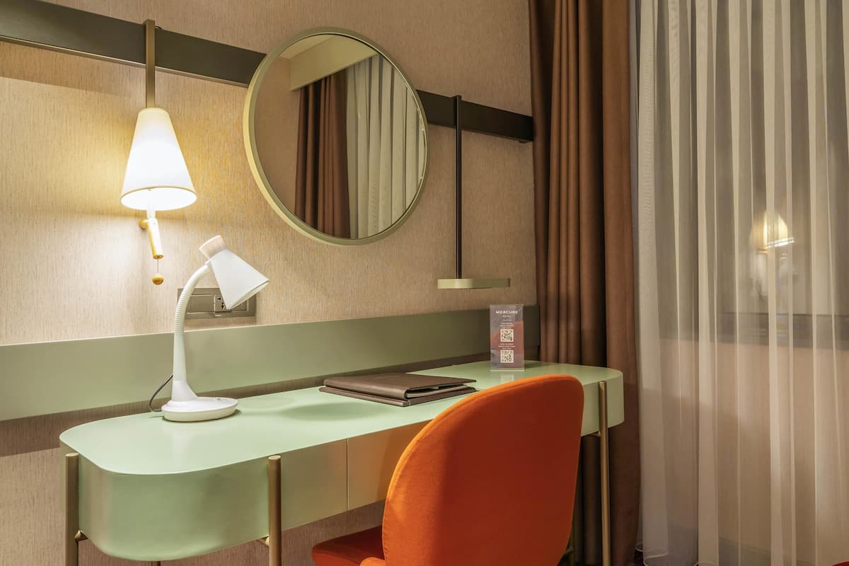 Minibar, escritorio, insonorización y wifi gratis