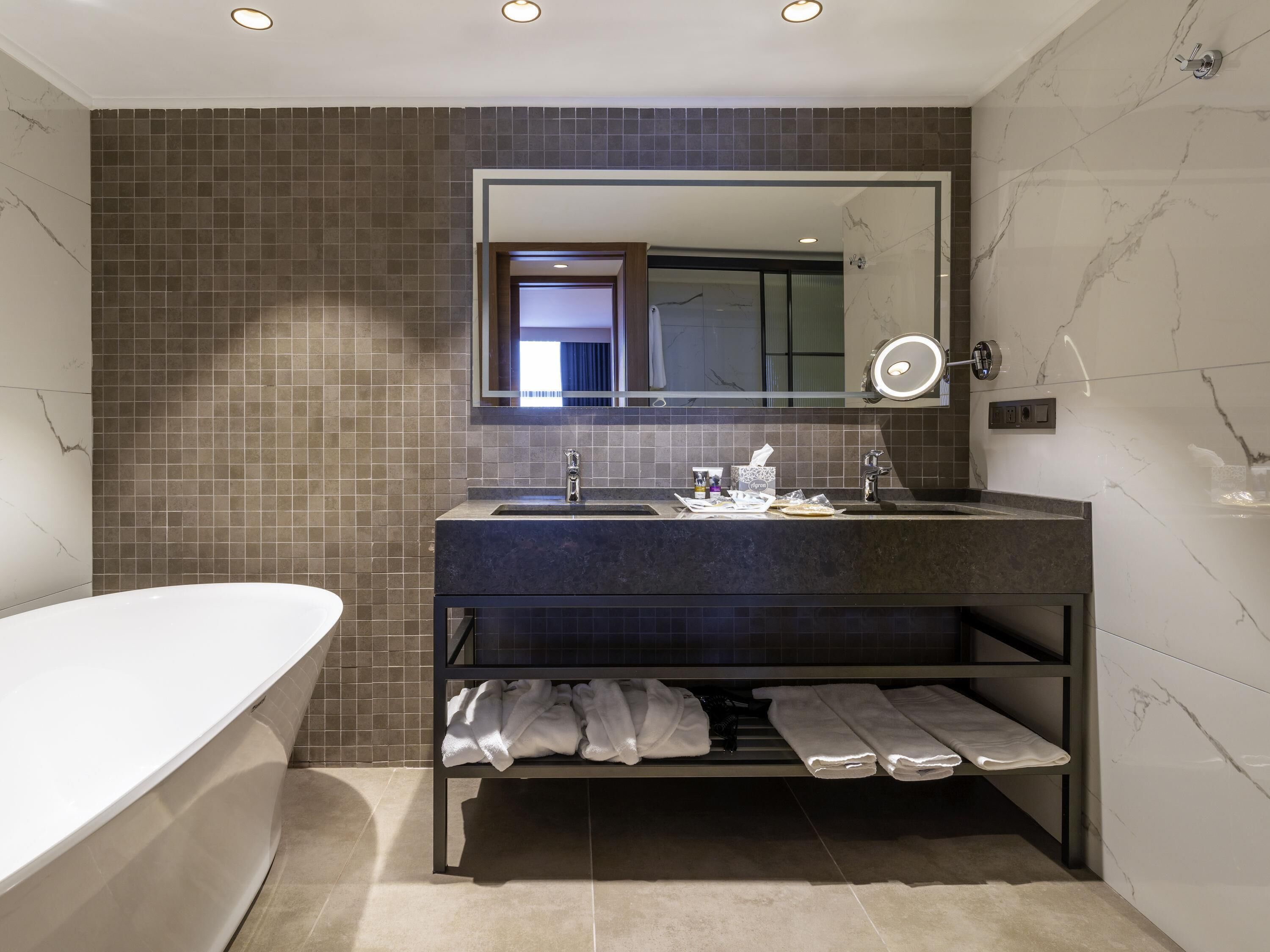 Suite, 1 Double Bed, Sea View | Minibar, desk, soundproofing, free WiFi