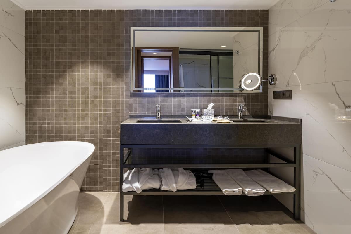 Suite, 1 cama doble, vistas al mar | Minibar, escritorio, sistema de insonorización y wifi gratis