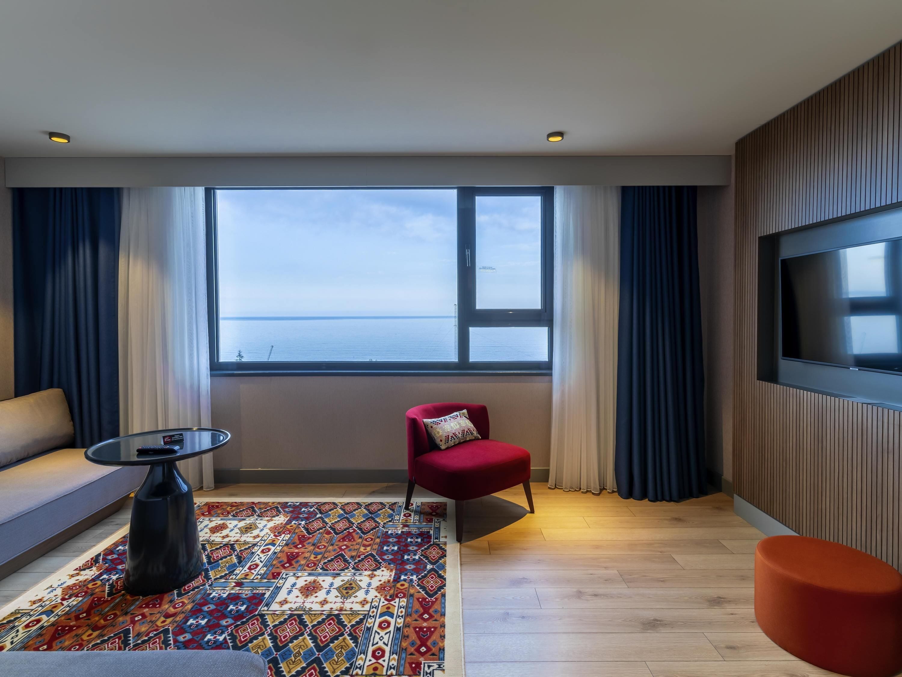 Phòng Suite, 1 giường đôi, quang cảnh biển | Minibar, bàn, phòng cách âm, truy cập Internet không dây miễn phí 