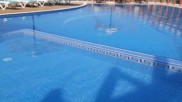 Piscine extérieure, chaises longues