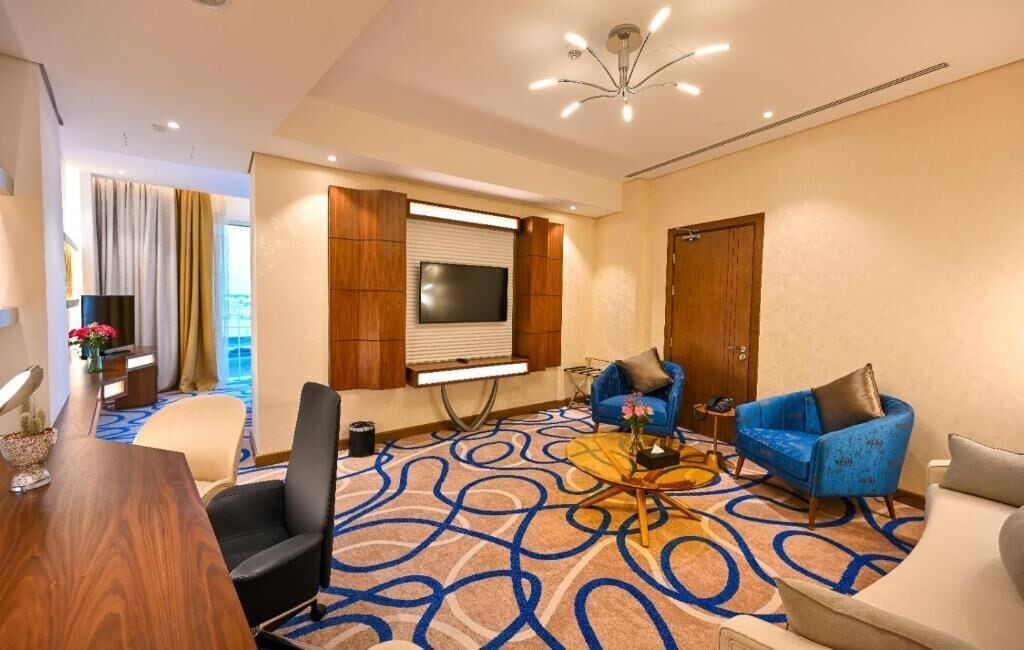 Executive Suite | 1 bedroom, in-room safe, desk, laptop workspace
