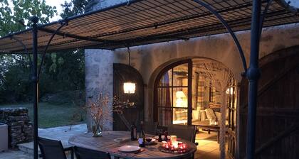 Maison de charme climatisée, avec piscine chauffée et clÎturée, et grand jardin