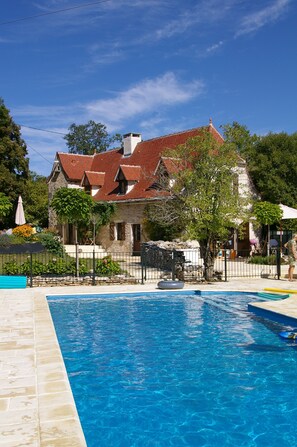 Outdoor pool, a heated pool - Charming air-conditioned house with heated fenced swimming pool and large garden (Espédaillac)