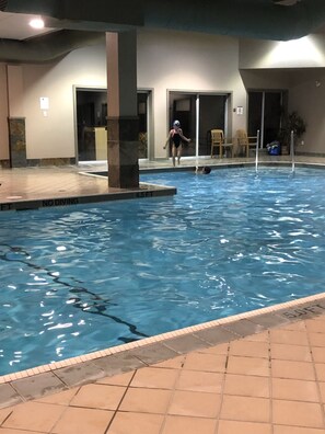 Una piscina cubierta, una piscina al aire libre