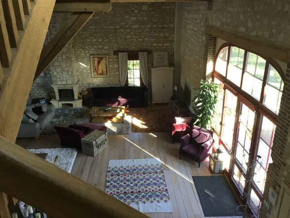 Smart TV, chimenea, reproductor de DVD y tenis de mesa