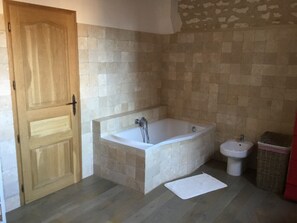 Badewanne, Haartrockner, Bidet, Handtücher