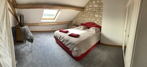 5 bedrooms, desk, iron/ironing board, free WiFi - Le gite de veronique (turny)