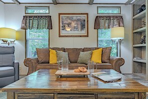 Smart TV - Charming Bear Pause is close to everything and offers unlimited parking (Pigeon Forge)