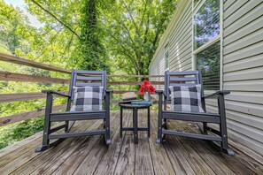 Terrace/patio - Charming Bear Pause is close to everything and offers unlimited parking (Pigeon Forge)