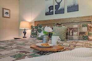 2 bedrooms, iron/ironing board, WiFi, bed sheets - Charming Bear Pause is close to everything and offers unlimited parking (Pigeon Forge)