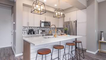 Frigorífico, microondas, horno y placa de cocina