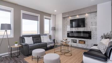 Smart TV, chimenea, libros, oficina