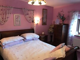 Cottage | 1 bedroom, iron/ironing board, bed sheets