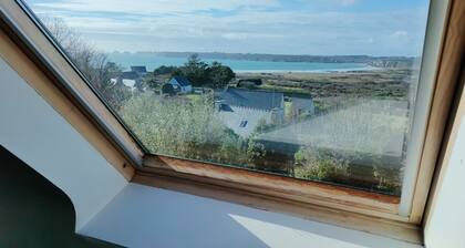 Maison avec vue magnifique sur mer, 300 M de la plage ,wifi.