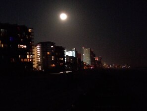 Exterior - Sweeping 200' high views of the Gulf and sunsets at the pristine Majestic resort (Panama City Beach)