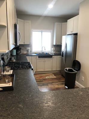 Jääkaappi, mikroaaltouuni, uuni, liesi