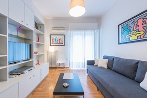 Apartamento urbano, 2 quartos | Área de estar | Livros