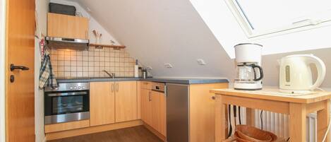 ثلاجة، فرن، موقد طهي مسطح، غسالة أطباق