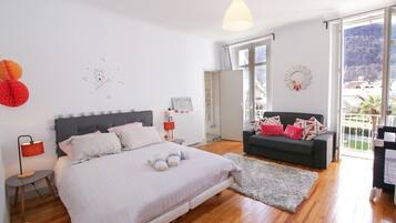 5 slaapkamers, een strijkplank/strijkijzer, reisbedje, gratis wifi