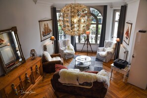 Een televisie, een open haard, videogames en een dvd-speler